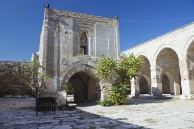 Açık avlu ve taş kiosk Camii Kervansaray içinde