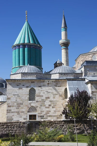 Muzeum Mevlâna z zielonym kopuła i minaret — Zdjęcie stockowe