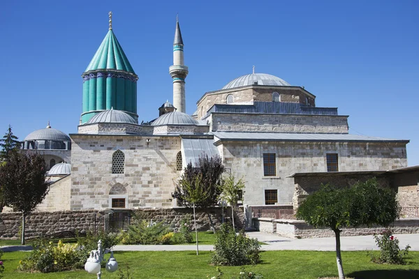 O museu Mevlana e o seu pátio — Fotografia de Stock