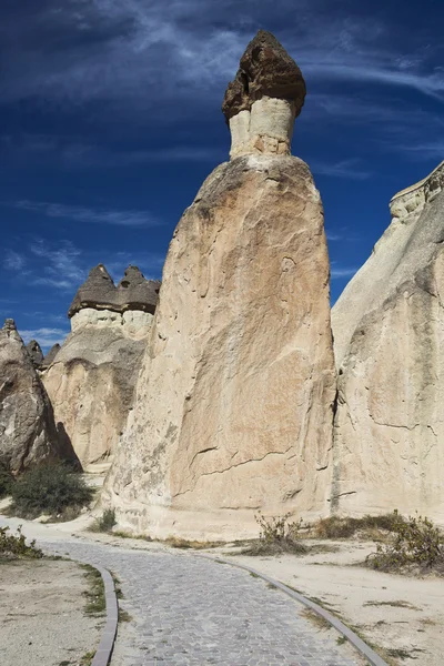 Une immense cheminée de fées à côté de la route — Photo