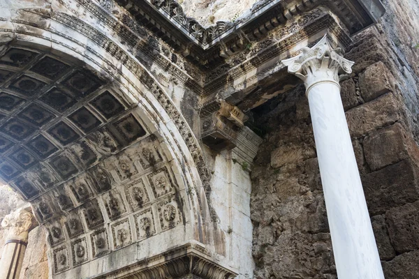 Hadrianus Kapısı kemeri
