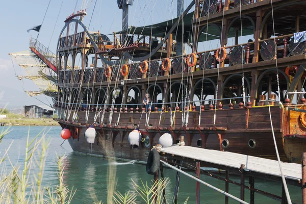 Manavgat Nehri kıyılarında demirli turist tekne