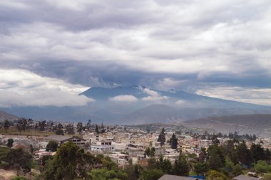 Ağır hava Quito çevreleyen volkanlar toplama.