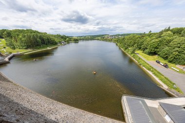 Yayın: MOHNSEE, NORTH RHINE-WESTPHALIA, GERMANY, 4 Haziran 2025 - Mohne rezervuarının çıkış gölü üzerine geniş görüş