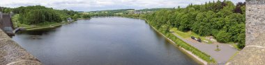 Yayın: MOHNSEE, NORTH RHINE-WESTPHALIA, GERMANY, 4 Haziran 2025 - Mohne gölünün çıkış gölü panoraması, selleri kontrol etmek ve hidroelektrik enerjisi üretmek için inşa edildi