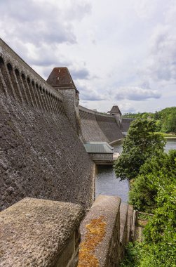 Mohne barajının arkasında, selleri kontrol etmek ve hidroelektrik üretmek için inşa edilmiş.