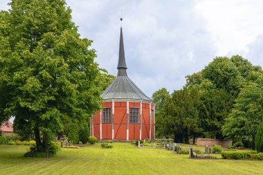 Griebenow Şatosu 'ndaki kilise ve mezarlık. Çadır şeklinde 15 kenarlı eşsiz bir şapel.