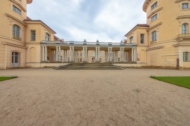 Rheinsberg Sarayı 'ndaki avlu Berlin' in yaklaşık 100 kilometre kuzeybatısında.