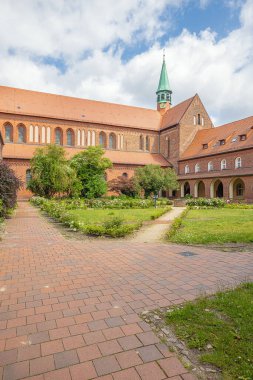 Arka planda St.8037: 8037Mary 'nin kilisesi olan Lehnin Manastırı' nın avlusu.