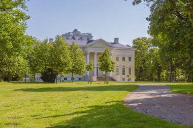 Worlitz Sarayı 'nın güney cephesinde, bir İngiliz manzara bahçesinin ortasında.