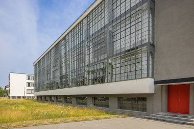 Editör: DESSAU, SAXONY-ANHALT, GERMANY, 15 Haziran 2025 - Bauhaus Binası cephesi, mimari ve estetik düşüncede devrim yaratan bir tarz