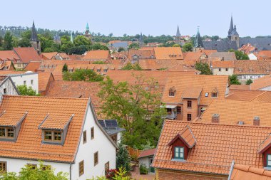 Quedlinburg 'un çatıları ve kiliseleri, Castle Hill' den görüldü.