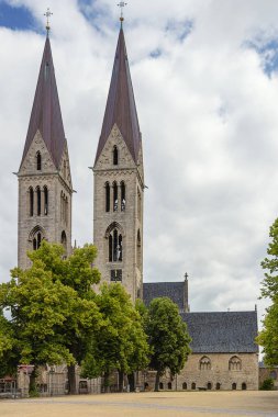 St. Stefanus ve St. Sixtus Katedrali 'nin önü, Halberstadt' ın üç ana kilisesinden biri.