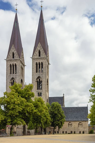 St. Stefanus ve St. Sixtus Katedrali 'nin önü, Halberstadt' ın üç ana kilisesinden biri.