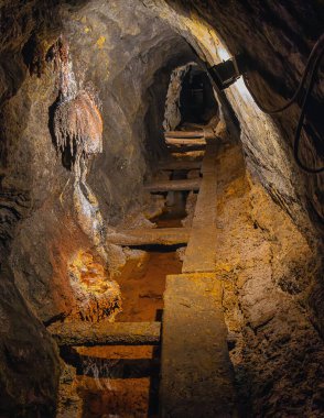 Yayın: RAMMELSBERG, LOWER SAXONY, GERMANY, 17 Haziran 2025 - Rammelsberg madeninde 1000 yılı aşkın süredir faaliyet gösteren dar bir tünel