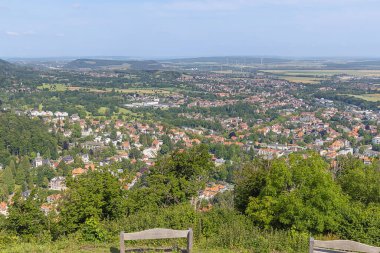 Bad Harzburg çevresindeki geniş alana bir göz atın. Dağın eteklerinde Burgberg adı verilen bir kasaba merkezi var.