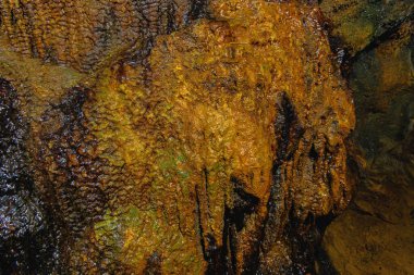 Çok renkli maden yatakları, bakır, kurşun ve çinko yataklarını oluşturan mineral zengini hidrotermal sıvı.