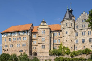 Schleuzingen 'deki Bertholdsburg Şatosu bahçeden bakıldığında, Thuringia' nın en eski şatosu görkemli bir şekilde bu sakin küçük kasabanın üzerinde yükseliyor.