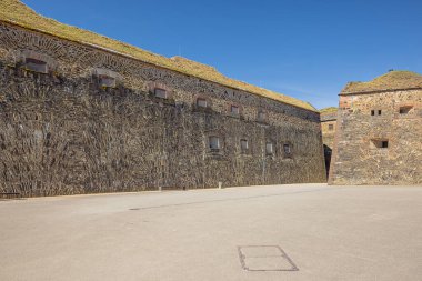 Yayın: KOBLENZ, RHINELAND-PALATINATE, GERMANY, 22 Haziran 2025 - Ehrenbreitstein Kalesi 'nin ana siperi, Koblenz yakınlarındaki Moselle ağzının karşısındaki Ren Nehri' nin doğu kıyısında duruyor.