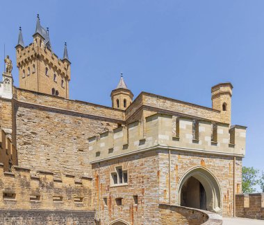 Yayın: BISINGEN, BADEN-WURTTEMBERG, GERMANY, 25 Haziran 2025 - Hohenzollern Kalesi 'nin girişinde, Hohenzollern İmparatorluk Sarayı' nın ataları