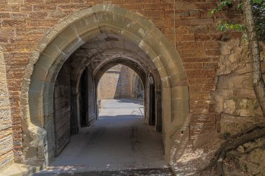 Yayın: BISINGEN, BADEN-WURTTEMBERG, GERMANY, 25 Haziran 2025 - Hohenzollern Kalesi 'nin girişindeki koridor ve asma köprü