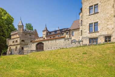 Yayın: REUTLINGEN, BADEN-WURTTEMBERG, GERMANY, 25 Haziran 2025 - Lichtenstein Şatosu girişi, Swabian Jura 'nın kuzeybatı kıyısında yer alan bir yamaç