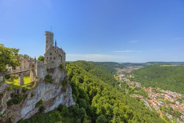 Yayın: REUTLINGEN, BADEN-WURTTEMBERG, GERMANY, 25 Haziran 2025 - Honau ve Unterhausen ile birlikte Lichtenstein Kalesi 'nin yanındaki vadi, Swabian Jura' nın kuzeybatı kıyısında yer alan bir yamaçta yer almaktadır.