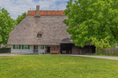 Editör: BAD SCHUSSENRIED, BADEN-WURTTEMBERG, GERMANY, 26 Haziran 2025 - Müze köyü Kurnbach 'taki Laternser evi, bir çavdar çiftliği, kırsal çalışma hayatı ve yaşam kültürü üzerine odaklı bir açık hava müzesi