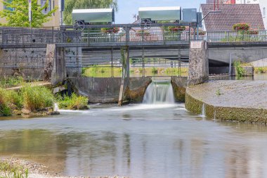 Riedlingen 'deki Donau' da sel bariyeri, nehirdeki adadan görüldü.
