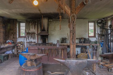 Editör: BAD SCHUSSENRIED, BADEN-WURTTEMBERG, GERMANY, 26 Haziran 2025 - Müze köyü Kurnbach 'ta, kırsal çalışma hayatı ve yaşam kültürü odaklı bir açık hava müzesi