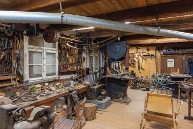 Editör: BAD SCHUSSENRIED, BADEN-WURTTEMBERG, GERMANY, 26 Haziran 2025 - Müze köyü Kurnbach 'ta kırsal çalışma ve yaşam kültürü odaklı bir açık hava müzesi