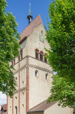 Reichenau Adası, Lkae Konstanz 'daki Reichenau Manastırı' nın kilise kulesi.