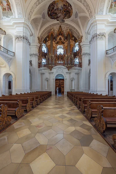 Alpler 'in kuzeyindeki en büyük barok kilise olan St. Martin ve Oswald Bazilikası' nın orgu.