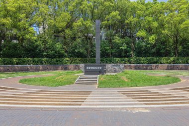 Nagasaki 'deki Atom Bombası Müzesi' nin hemen dışındaki Hypocenter parkındaki Atom Bombası Hipomerkez Anıtı.