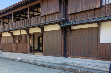 Dejima 'daki ustabaşının odasının girişi olan bakır deponun manzarası Nagasaki açıklarındaki yapay bir adada Portekizliler için ticaret merkezi olarak hizmet veren ve daha sonra Hollanda