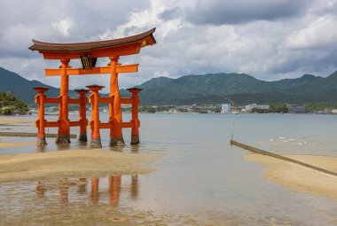 Editör: ITSUKUSHIMA, JAPAN, 1 Eylül 2025 - Itsukushima Tapınağı 'nın önündeki Otorii, arka plandaki tapınağın en tanınan simgesi