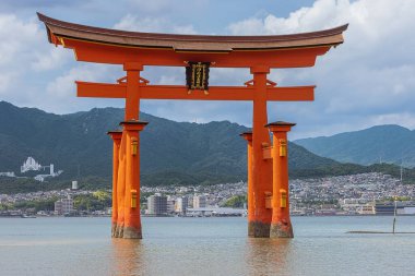 Editör: ITSUKUSHIMA, JAPAN, 1 Eylül 2025 - Arka planda feribot bulunan Itsukushima türbesinin önünde, gelgitte Otorii kapısının önünü kapatın