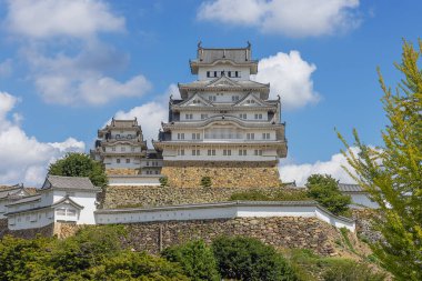 Editör: HIMEJI, HONSHU, JAPAN, 3 Eylül 2025 - Himeji Kalesi 'nin kalesi, kalenin önündeki yolda görüldü.