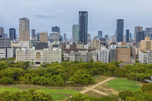 Editör: OSAKA, HONSHU, JAPAN, 4 Eylül 2025 - Osaka Kalesi 'nin batısında Osaka' nın genel görünümü 16. yüzyılda Japonya 'nın birleşmesinde büyük rol oynadı.