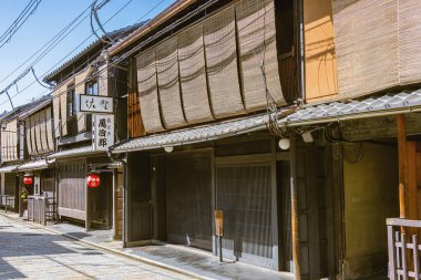 Yayın: KYOTO, HONSHU, JAPAN, 6 Eylül 2025 - Gion Shinbashi Önemli Konut Bölgesi Geleneksel binaları Gion Kobu, Kyoto 'nun nihai geyşa bölgesi