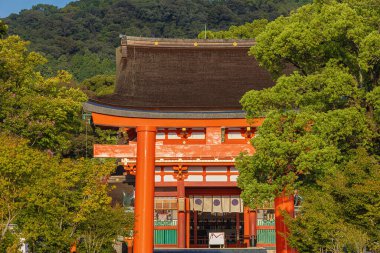 Yayın: INARI, KYOTO, HONSHU, JAPAN, 7 Eylül 2025 - Güney Kyoto 'daki önemli bir Shinto türbesi olan Fushimi Inari Tapınağı Kulesi Kapısı manzarası