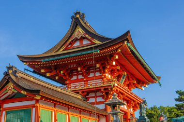 Yayın: INARI, KYOTO, HONSHU, JAPAN, 7 Eylül 2025 - Bir akşam güneşinde tilkilerle çevrili Fushimi Inari Tapınağı, Güney Kyoto 'daki önemli bir Shinto türbesi ve binlerce vermilion torii kapısı ile ünlü