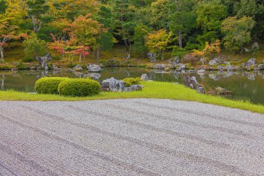 Tenryu-ji Tapınağı kompleksindeki başrahibin odasının önündeki huzurlu Zen parkı, Rinzai Zen Budizm 'in Tenryu-ji kolunun baş tapınağı.