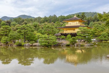 Yayın: KYOTO, HONSHU, JAPAN, 8 Eylül 2025 - Kinkaku-ji ve göleti, Altın Pavyon Tapınağı ve resmi adı Rokuon-ji
