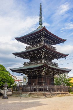 Bir Budist tapınağı olan Hida Kokubun-ji Tapınağı 'nın üçlü tapınağı.