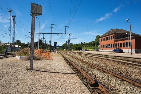 Wachten op het platform van Gouvy station — Stockfoto