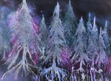 Orman parlak çam ağaçlarının bir gece gökyüzü karşı fantezi karda.