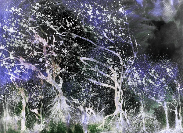 Glödande träd i en nattlig storm — Stockfoto