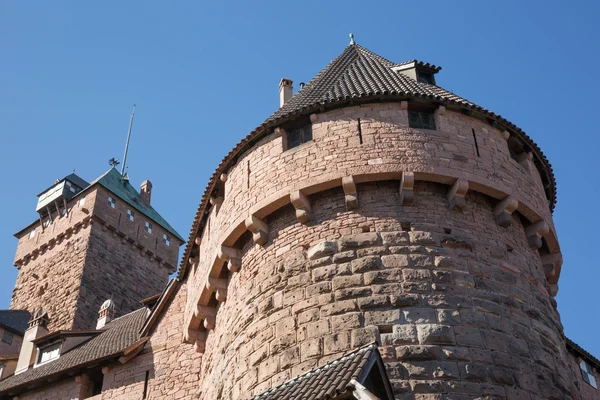 Al pie de las murallas del castillo Le Haut Koenigsbourg — Foto de Stock