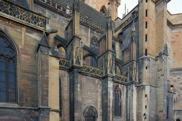 Detalle de la pared lateral desgastada de la iglesia de San Martín en Colmar —  Fotos de Stock